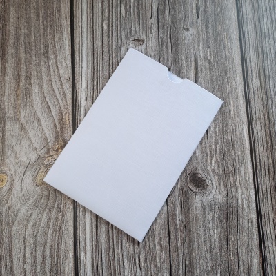 Envelope branco de papel sobre superfície de madeira rústica