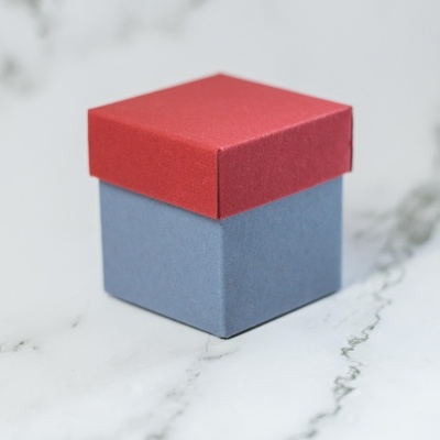Caixa pequena quadrada vermelha e azul