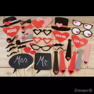 Acessórios para fotos de casamento e festa em madeira clara com corações, óculos, bigodes e textos.