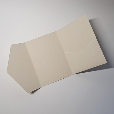 Envelope de papel branco aberto sobre superfície branca