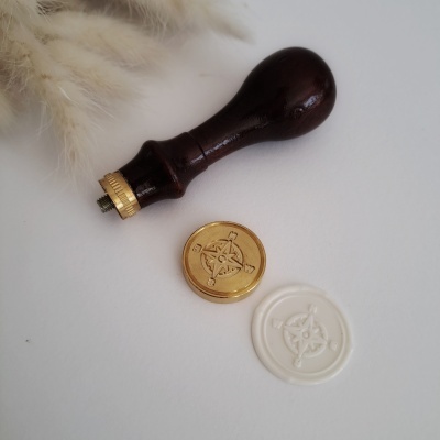 Selo de lacre com cabo de madeira, lacres dourado e branco com desenho de estrela