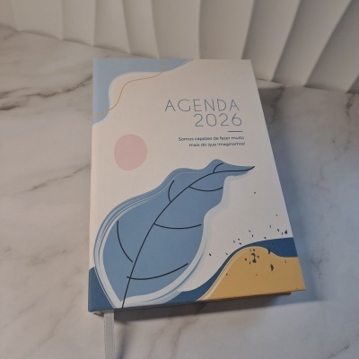 Capa de agenda 2026 com design abstrato em azul, rosa e amarelo