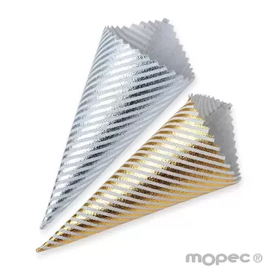 Dois cones de papel decorativos com riscas metálicas prateadas e douradas