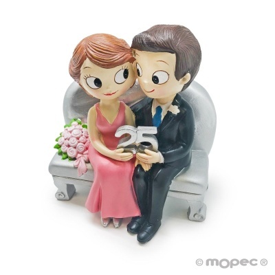 Figura decorativa de casal sentado com o número 25