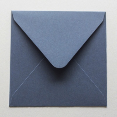 Envelope quadrado azul escuro com aba triangular