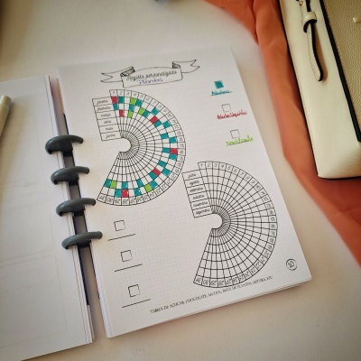 Página de agenda com tabela colorida e saco branco ao lado