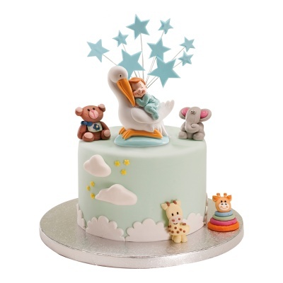 Bolo verde claro com figuras de cegonha, bebé, urso, elefante, girafa e estrelas azuis