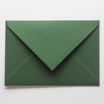 Envelope verde escuro de papel texturizado em fundo branco