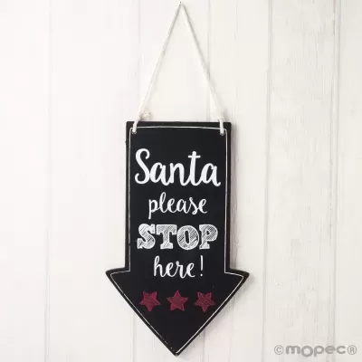 Placa decorativa preta em forma de seta com texto branco pendurada na parede de madeira clara