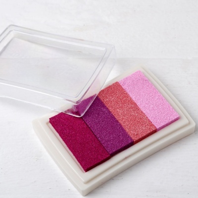 Paleta de maquilhagem com quatro sombras coloridas e tampa transparente