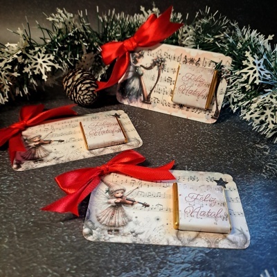 Cartõezinhos decorativos de Natal com anjos, chocolates e laços vermelhos