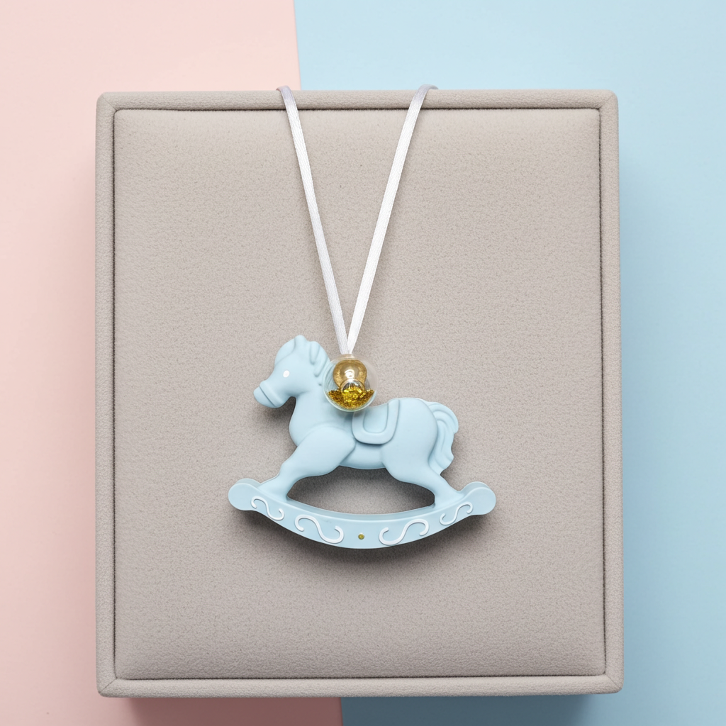 Pendente Cavalinho Colar com pendente cavalo de baloiço azul claro e esfera dourada em caixa cinzenta.