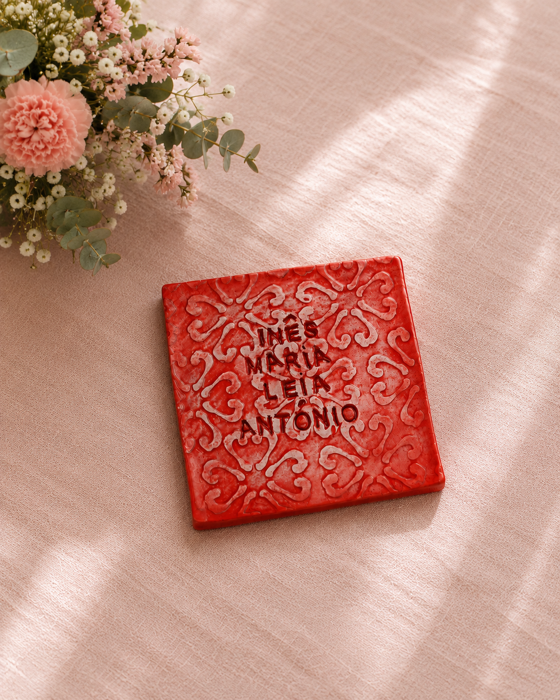Azulejo Amor de Avós Personalizado | Presente Dia dos Avós Azulejo vermelho decorativo com texto recortado sobre tecido rosa com flores ao lado