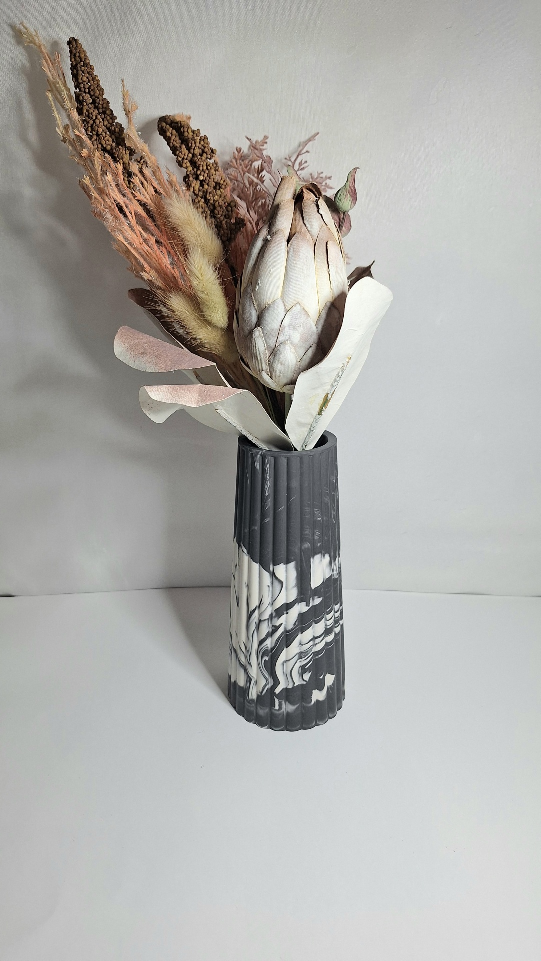 Jarra Dália Vaso marmoreado com flores secas em fundo branco