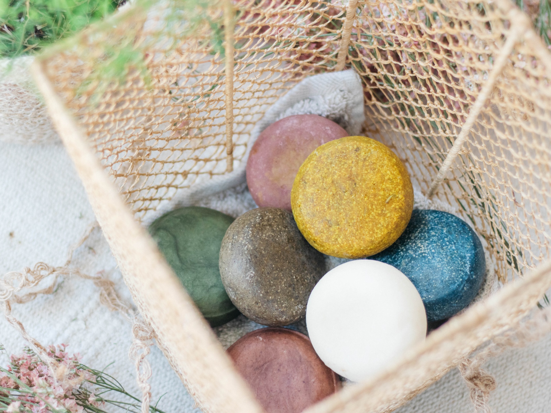 Cesta de rede com sabonetes sólidos coloridos