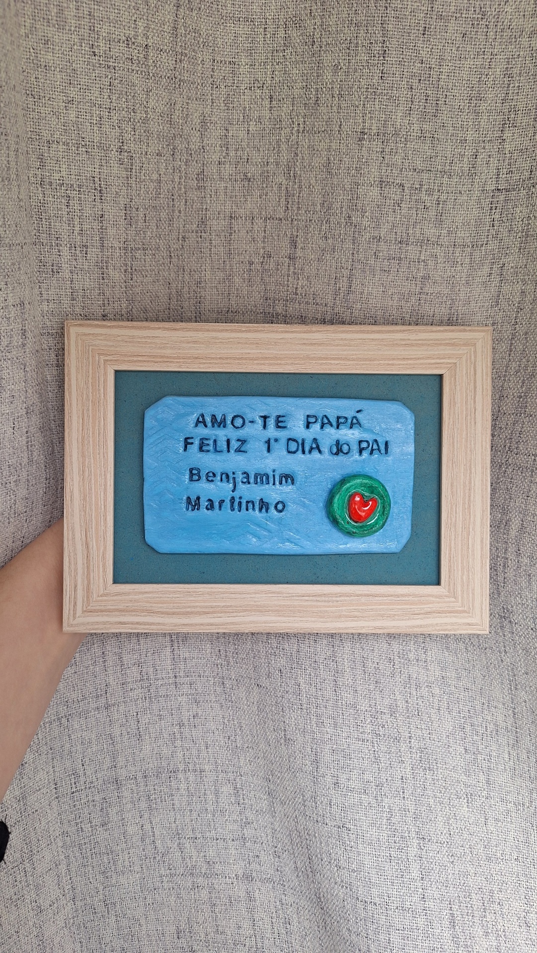 Memória - Placa personalizada Placa decorativa azul com mensagem para o Dia do Pai em moldura de madeira clara