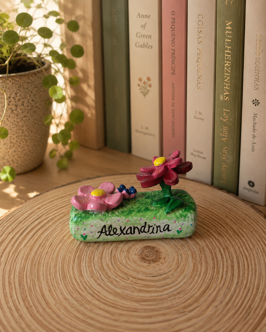 Jardim | Peça Personalizada com Nome Objeto decorativo com flores cor-de-rosa e vermelha em madeira pintada com texto Alexandrina