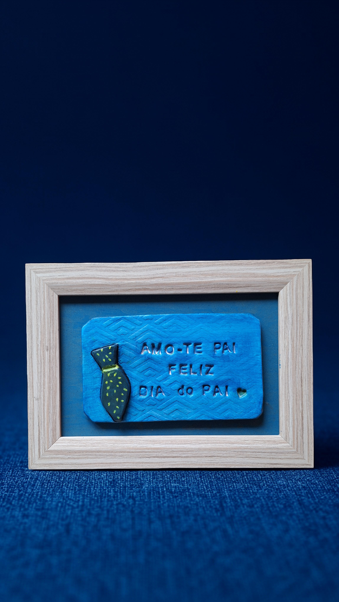 Memória - Placa personalizada Quadro decorativo azul com frase e gravata em moldura de madeira.