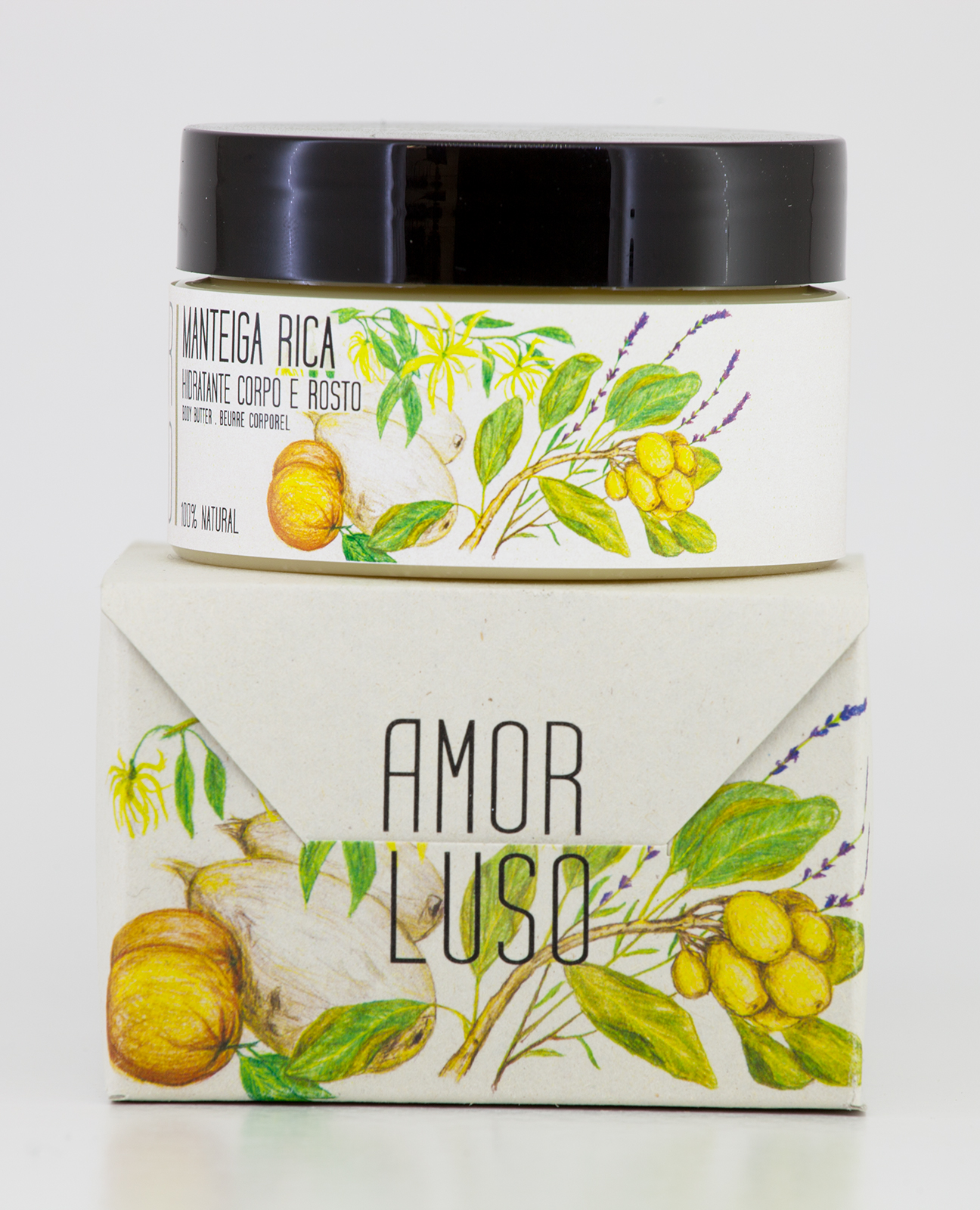 Manteiga Rica com base de manteiga de Karité e Baobá Creme corporal e de rosto em embalagem branca com tampa preta e ilustração botânica e caixa com texto Amor Luso