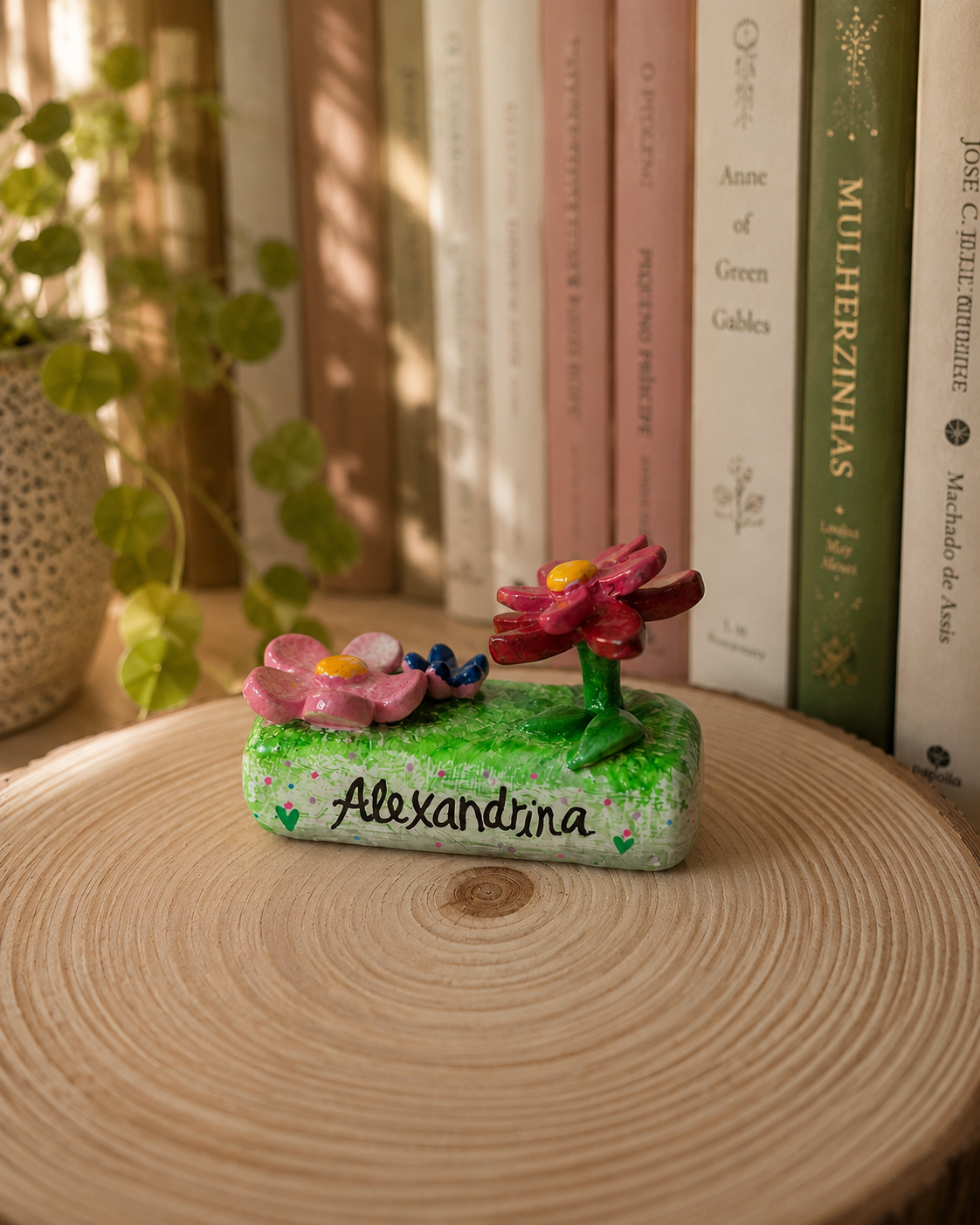 Jardim | Peça Personalizada com Nome Escultura em cerâmica de flores cor-de-rosa e vermelha com base verde e nome Alexandrina