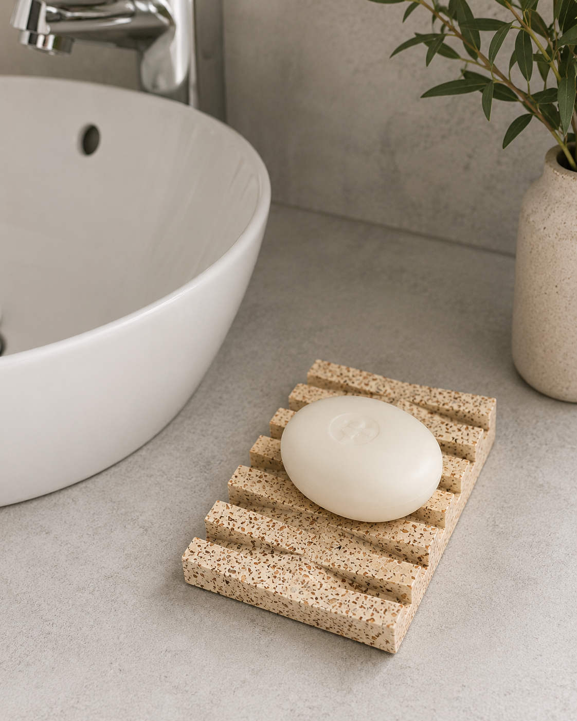 Saboneteira - encomenda na tua cor Suporte de sabonete rústico com sabonete oval branco junto a pia e jarro com planta