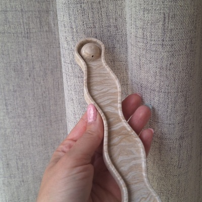 Molde de madeira alongado com textura wood grain segurado por uma mão