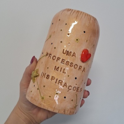 Vaso de cerâmica cor de rosa com gravação e coração vermelho