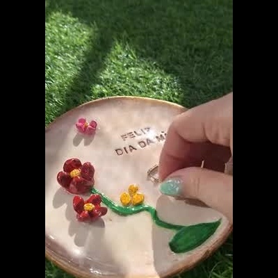prato decorativo com flores e brincos para Dia da Mãe