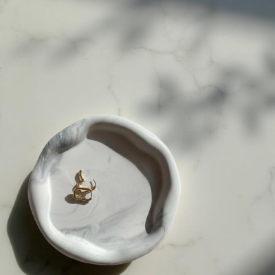 Prato decorativo pequeno marmoreado com brincos dourados