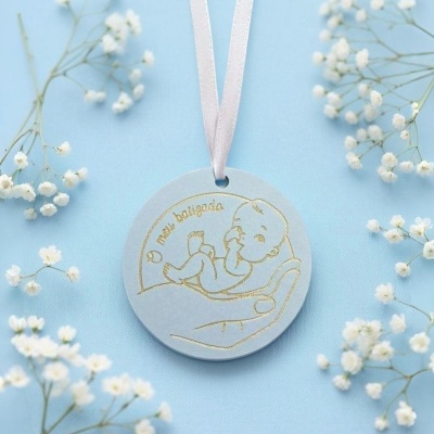 Colar com pendente redondo azul claro e desenho de bebé com texto meu batizado