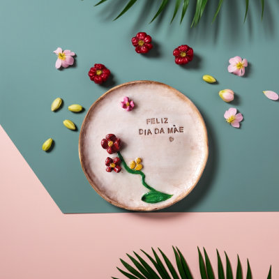 Prato cerâmico com flores em relevo e texto FELIZ DIA DA MÃE
