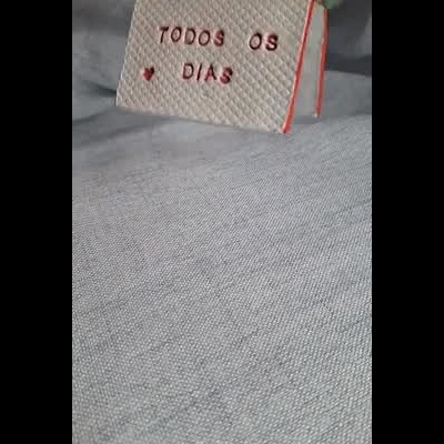 Peça de couro com inscrições de pedido de casamento e coração vermelho