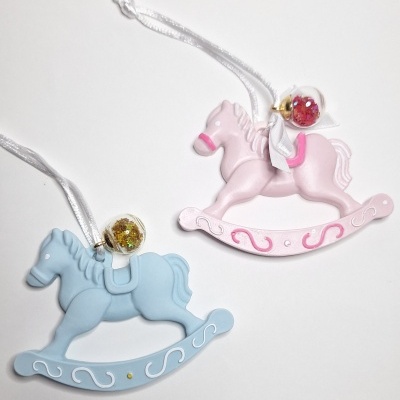 Dois enfeites de cavalo de balanço azul e rosa com bonecos e purpurina