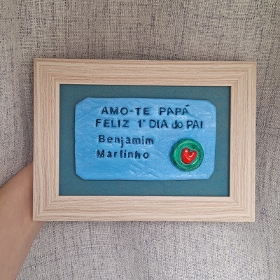 Placa decorativa azul com mensagem para o Dia do Pai em moldura de madeira clara