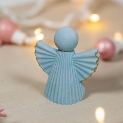 Anjo decorativo azul claro com asas pregueadas e bordas douradas