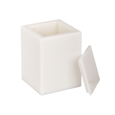 Recipiente quadrado branco de plástico com tampa removida ao lado