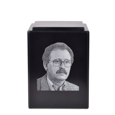 Urna preta com imagem gravada de homem de cabelo encaracolado e óculos