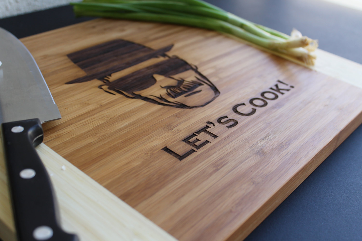 Let's Cook cutting board Tabuleiro de bambu com gravação LET'S COOK!, faca e cebolinhas verdes