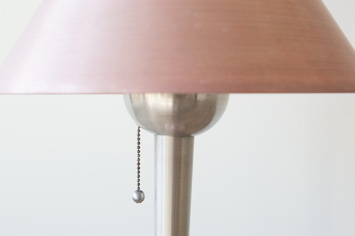 Machine Age Table Lamp Abajur metálico com cúpula rosa e corrente pendurada