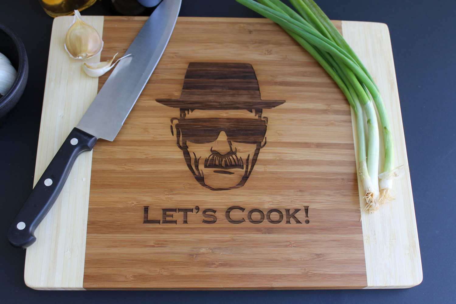 Let's Cook cutting board Tábua de cortar em bambu com gravura de homem e texto LET'S COOK!