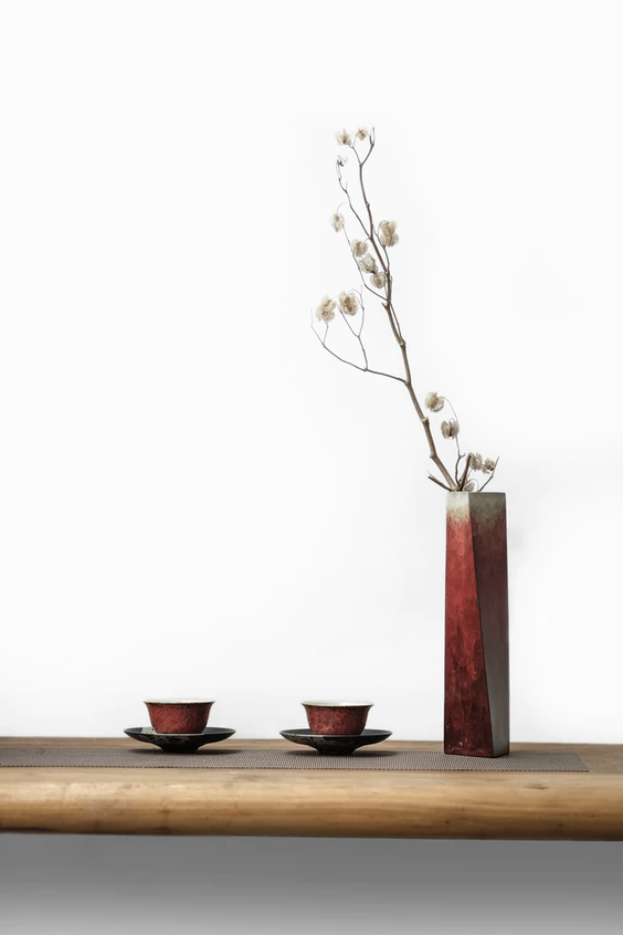 Wall Wood Support Copos e pires vermelhos com detalhes pretos e vaso alto quadrado vermelho e preto com galho seco