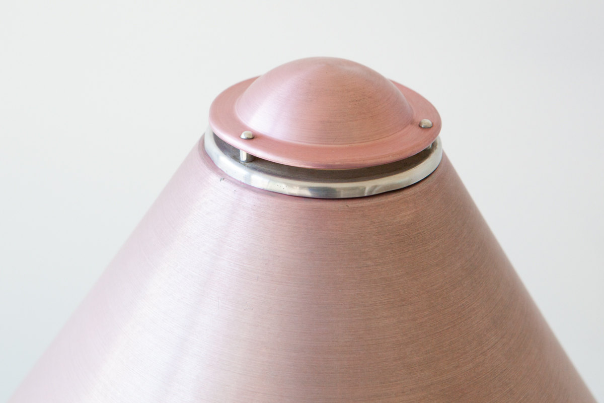 Machine Age Table Lamp Candeeiro de teto metálico cor cobre com acabamento texturizado e parafusos visíveis