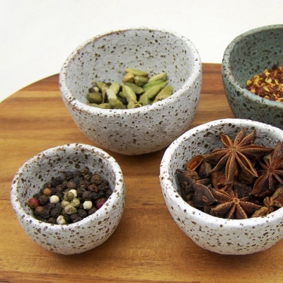 Conjunto de tigelas de cerâmica com especiarias em madeira