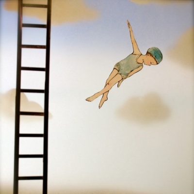 Desenho de criança de fato de banho azul a mergulhar de uma escada preta