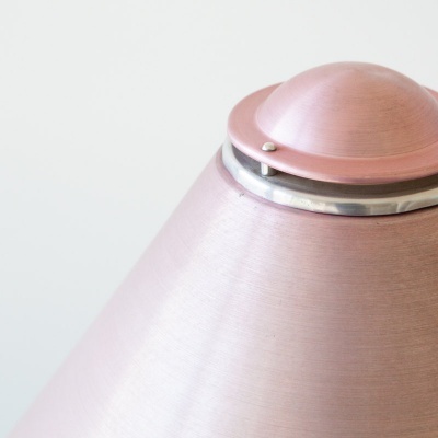 Candeeiro de teto metálico cor cobre com acabamento texturizado e parafusos visíveis