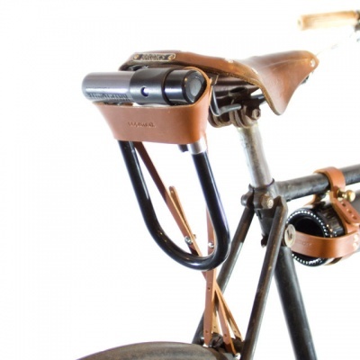 Bicicleta com acessórios em couro castanho e estrutura metálica cinza escuro