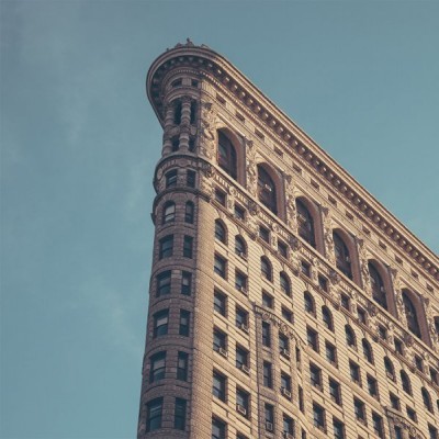 Fachada clássica de edifício alto com céu azul