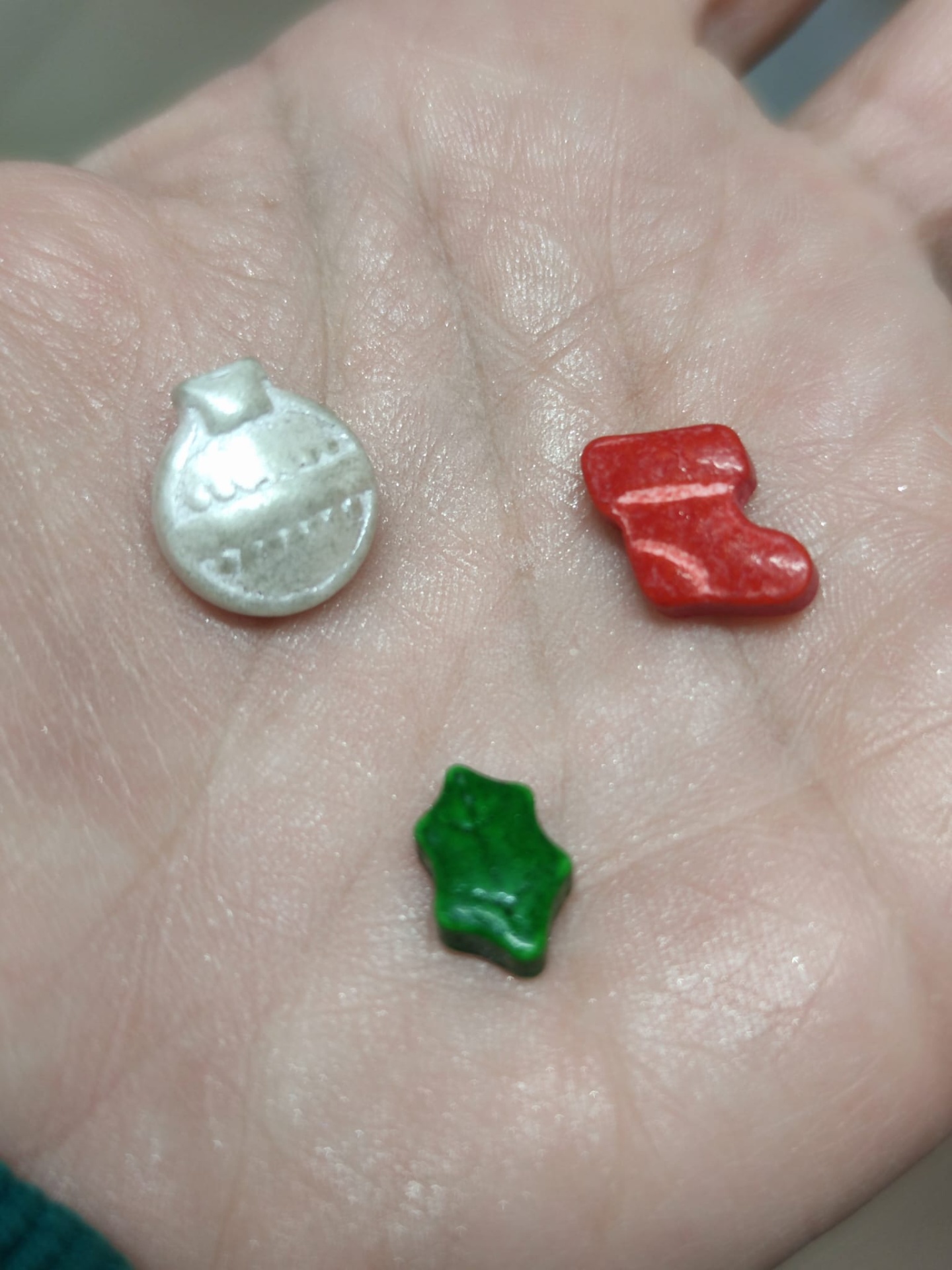 Ímanes natalícios em forma de bola, bota e folha na palma da mão