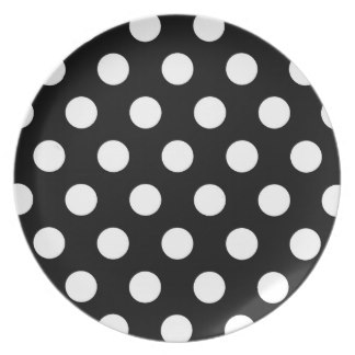Prato redondo preto com bolinhas brancas