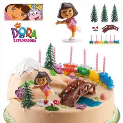 Bolo decorado com Dora a Exploradora, comboio, ponte e árvores em plástico